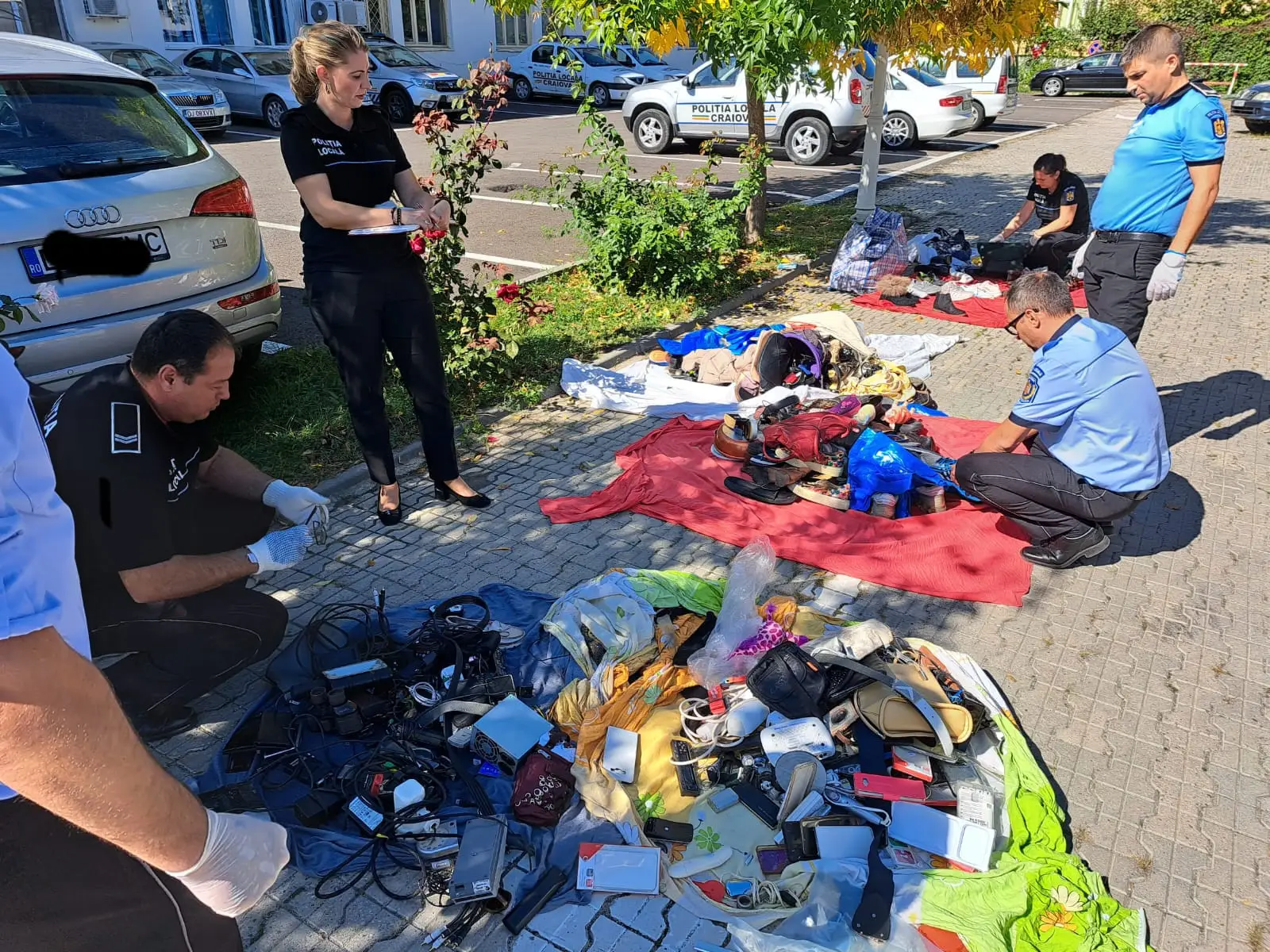 O tonă de marfă second hand vândută pe trotuar, confiscată de Poliția Locală Craiova